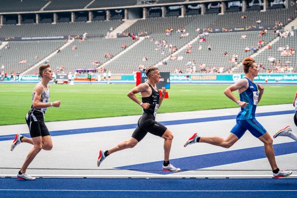 Robert Fuelle (SSV Ulm 1846), Artur Beimler (SC DHfK Leipzig e.V.), Rocco Martin (SG Motor Gohlis-Nord Leipzig) ueber 800m waehrend der deutschen Leichtathletik-Meisterschaften im Olympiastadion am 25.06.2022 in Berlin